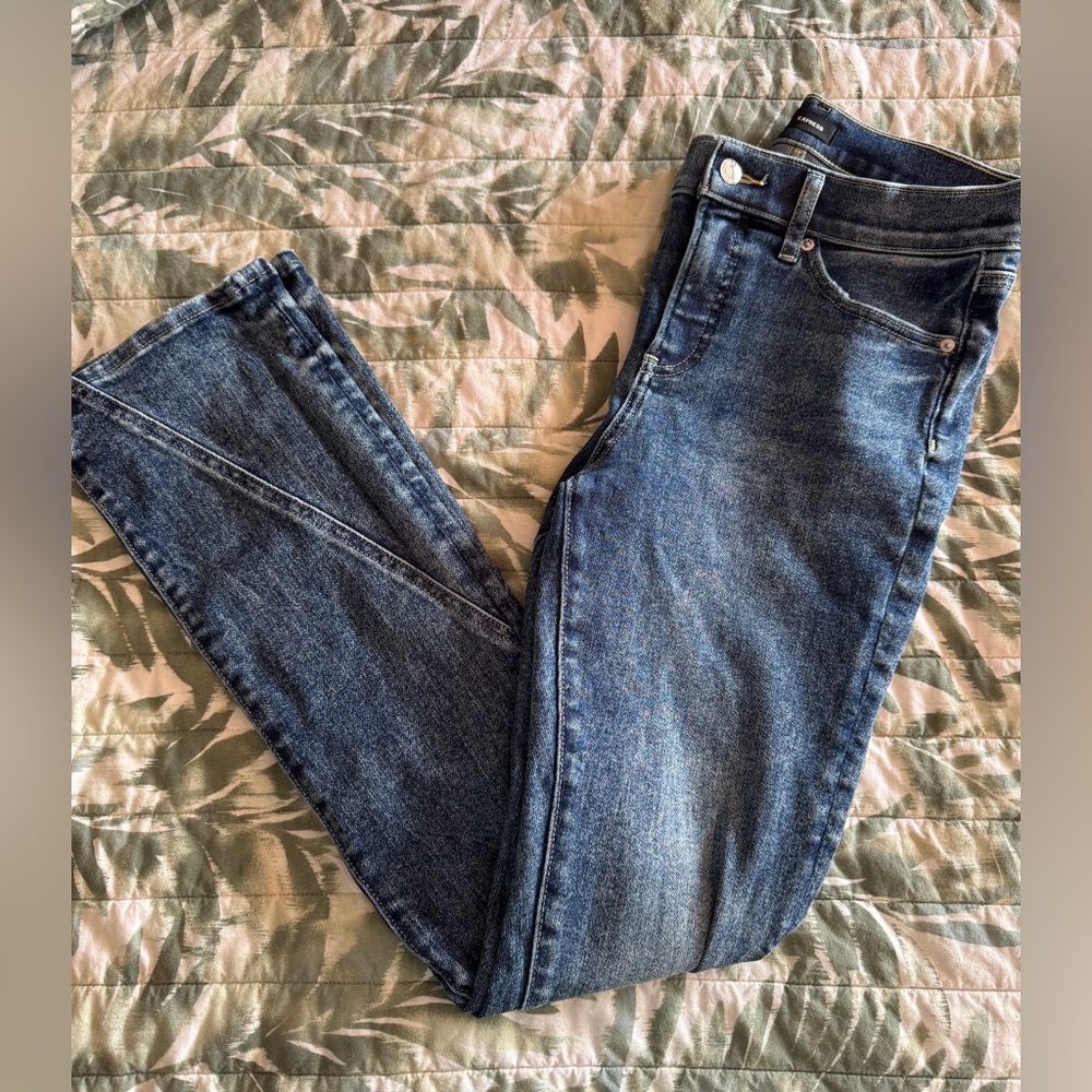 Express Medium Wash Twist Seam Skyscraper Jeans